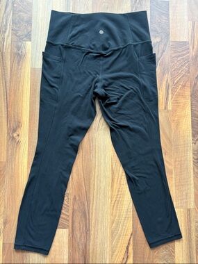 Athleta Black Salutation Stash 7/8 Tight Leggings Size M